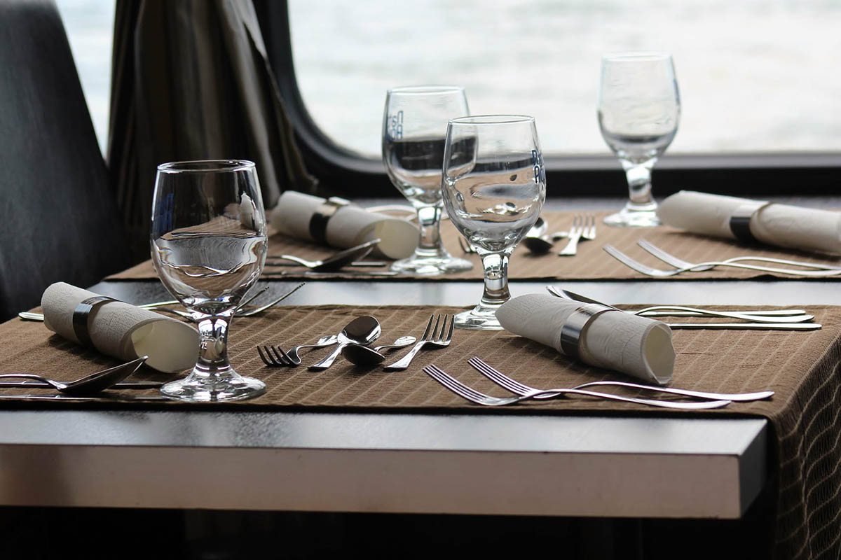 Valentin-napi Romantikus Hajózás és Vacsora - Image 2